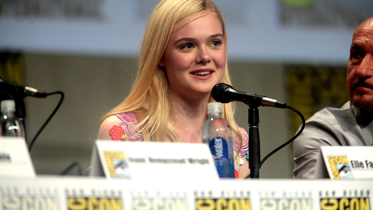 Elle Fanning está en negociaciones para protagonizar «Badlands», la nueva aventura del universo de «Predator»