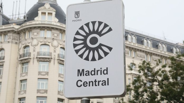 Cartel de zona de bajas emisiones en Madrid