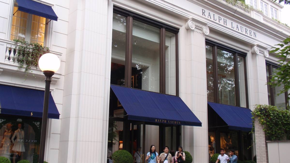 Ralph Lauren pronostica ingresos anuales por debajo de las expectativas y nombra a un nuevo director financiero