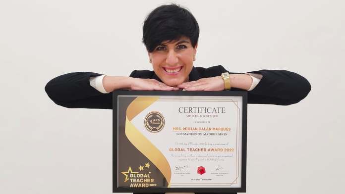 Mirian Galán con el certificado de los Global Teacher Awards