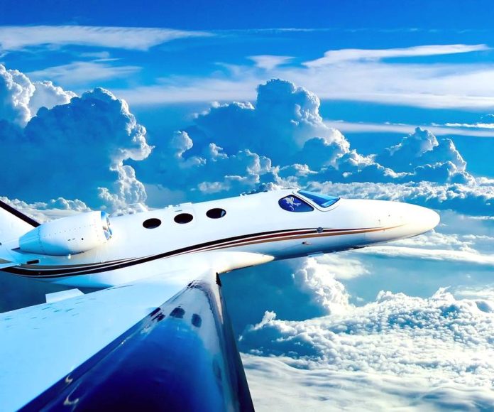 Avión privado volando entre nubes