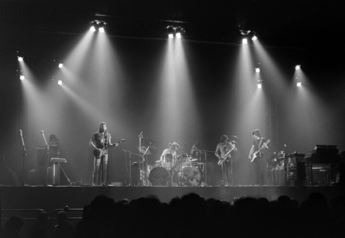 Foto den blanco y negro de la presentación de Pink Floyd. 