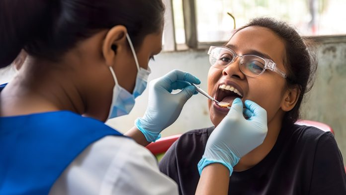 Odontólogo revisando a un paciente