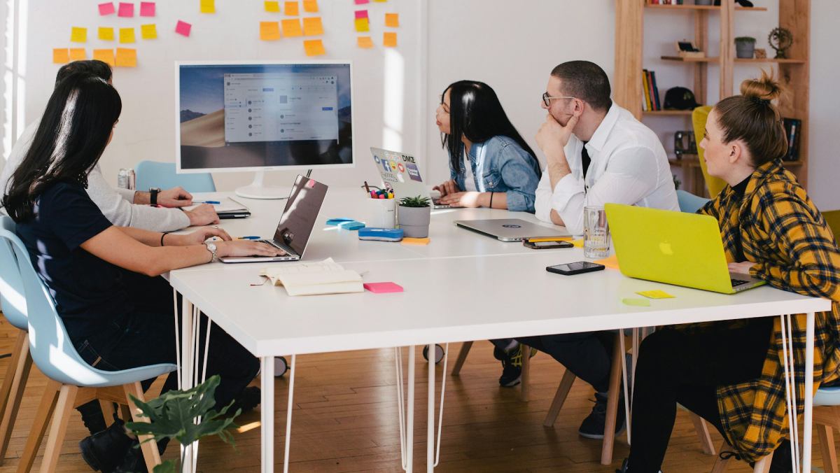 Las empresas españolas enfrentan el reto de equilibrar la ciberseguridad, la salud mental y la sostenibilidad de costos