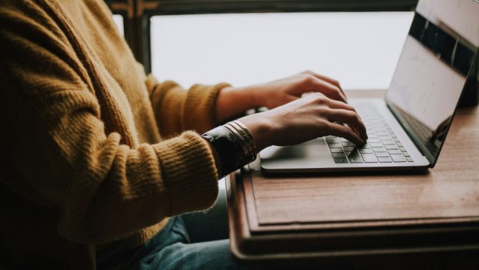 Mujer trabajando en una laptop