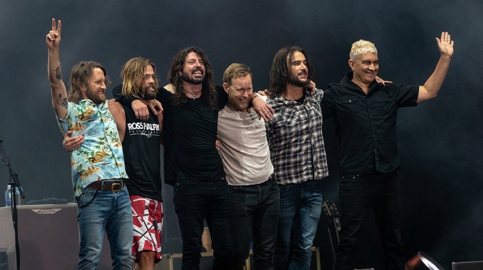 Foo Fighters al final de un concierto.
