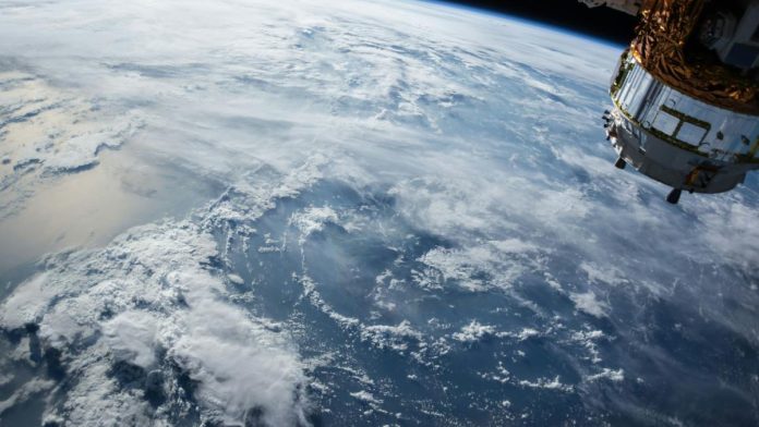 Vista de la Tierra y de un satélite