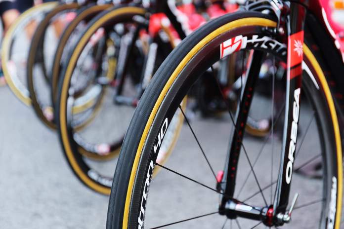 neumáticos de bicicletas en serie.