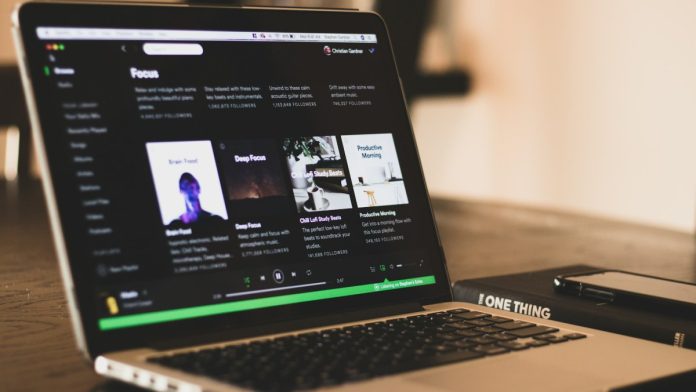 Pantalla de una laptop con la imagen de Spotify