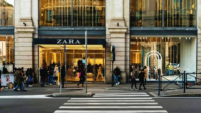 Tienda Zara con escaparate a la calle