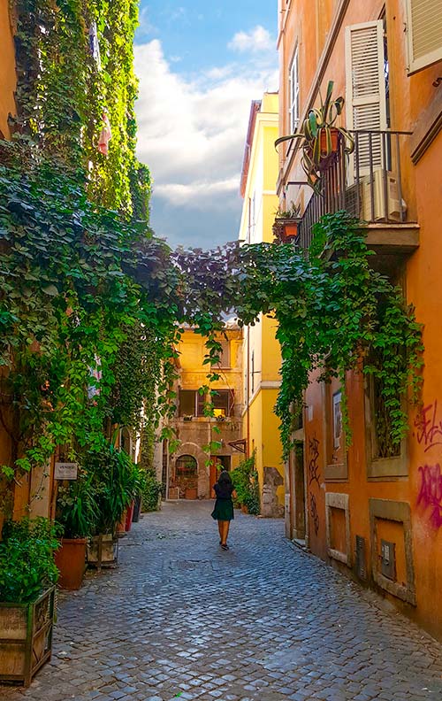 Una de las características calles del Trastévere, Roma.