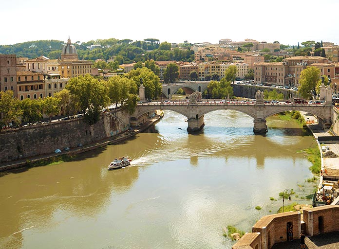 Vista Panorámica del Ponte Sisto, en Roma, Italia