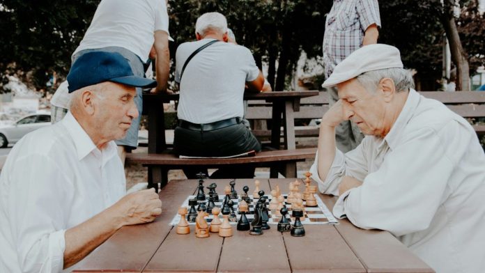 Ancianos jugando ajedrez